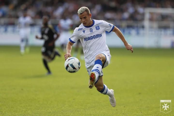 九游娱乐下载-风云突变瓦伦西亚冲刺阶段完成体检，法甲版图或变，引发热议，控场能力受关注-九游娱乐下载